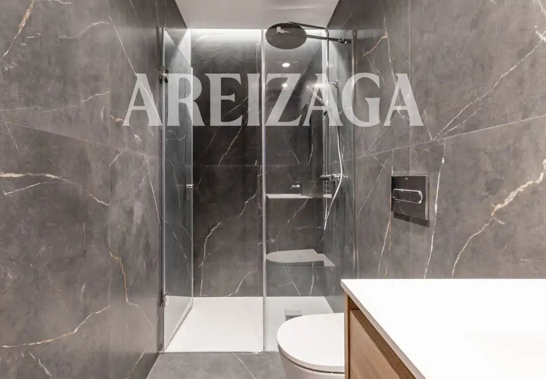 Bathroom of Flat for sale in Donostia - San Sebastián   with Heating, Terrace and Balcony