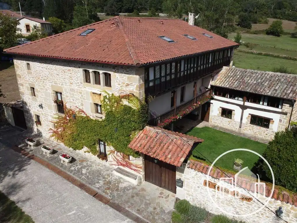 Vista exterior de Casa o chalet en venta en Merindad de Sotoscueva con Calefacción, Terraza y Balcón