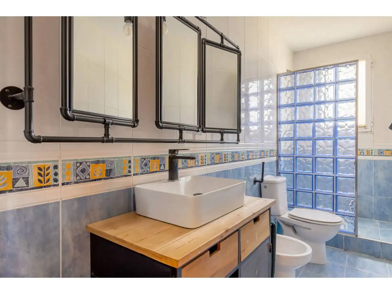 Bathroom of Detached homes for sale in La Pobla de Vallbona  with Air Conditioner, Heating and Private garden