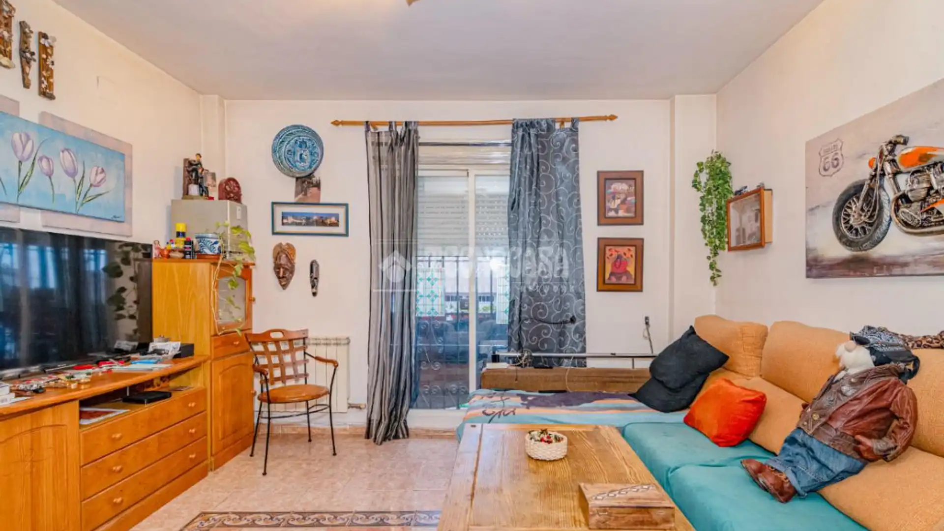 Sala d'estar de Casa adosada en venda en Güevéjar amb Traster i Balcó