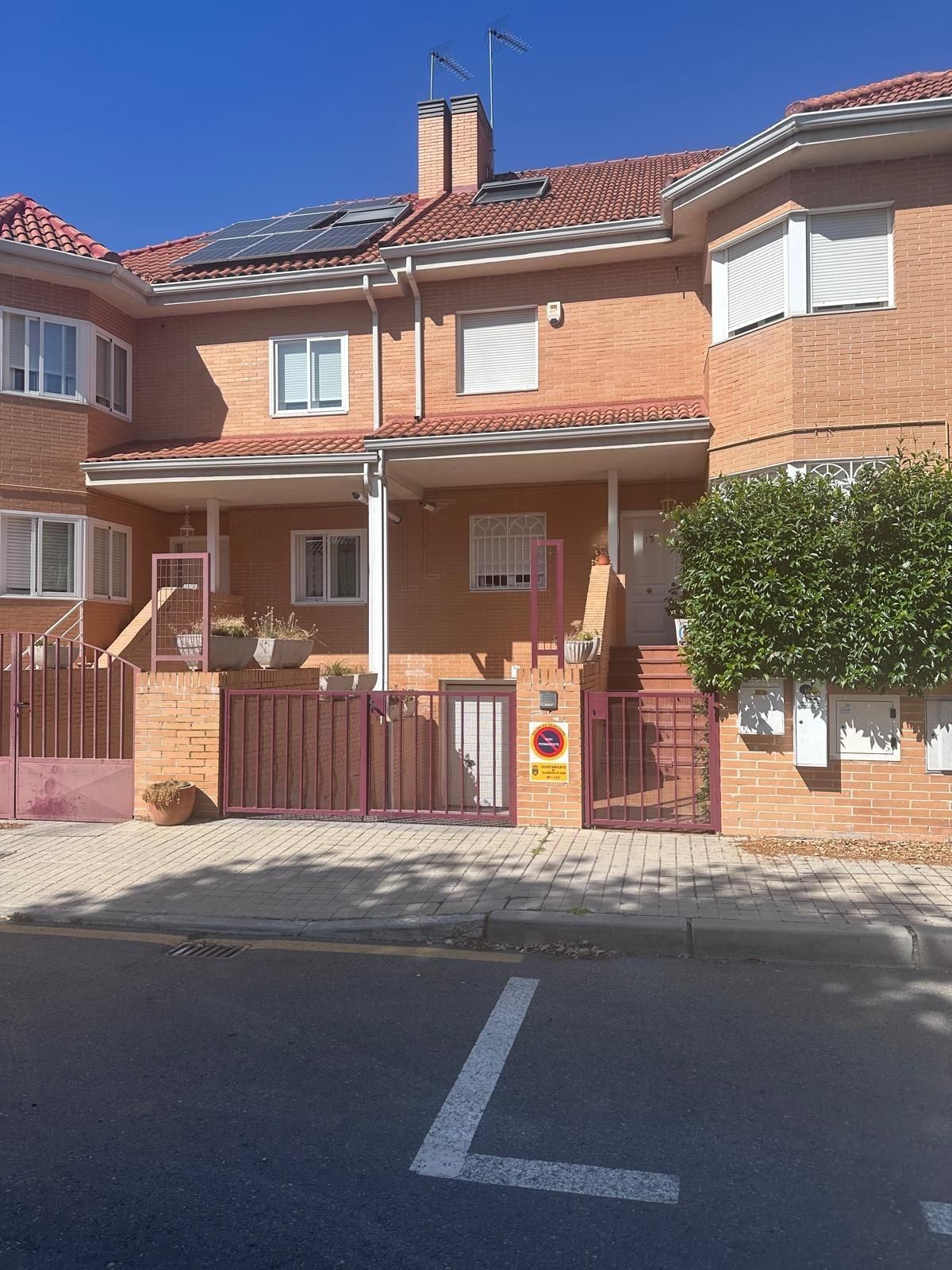 Vista exterior de Casa adosada en venda en Móstoles amb Aire condicionat, Calefacció i Jardí privat