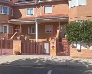 Exterior view of Single-family semi-detached for sale in Móstoles  with Air Conditioner, Heating and Private garden