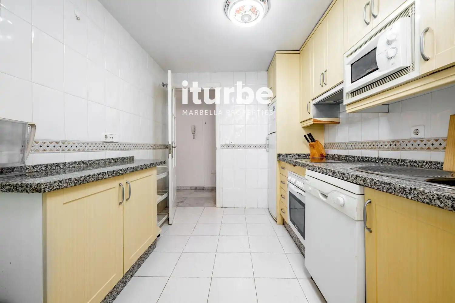 Küche von Maisonette zum Verkauf in Marbella mit Klimaanlage, Terrasse und Abstellraum