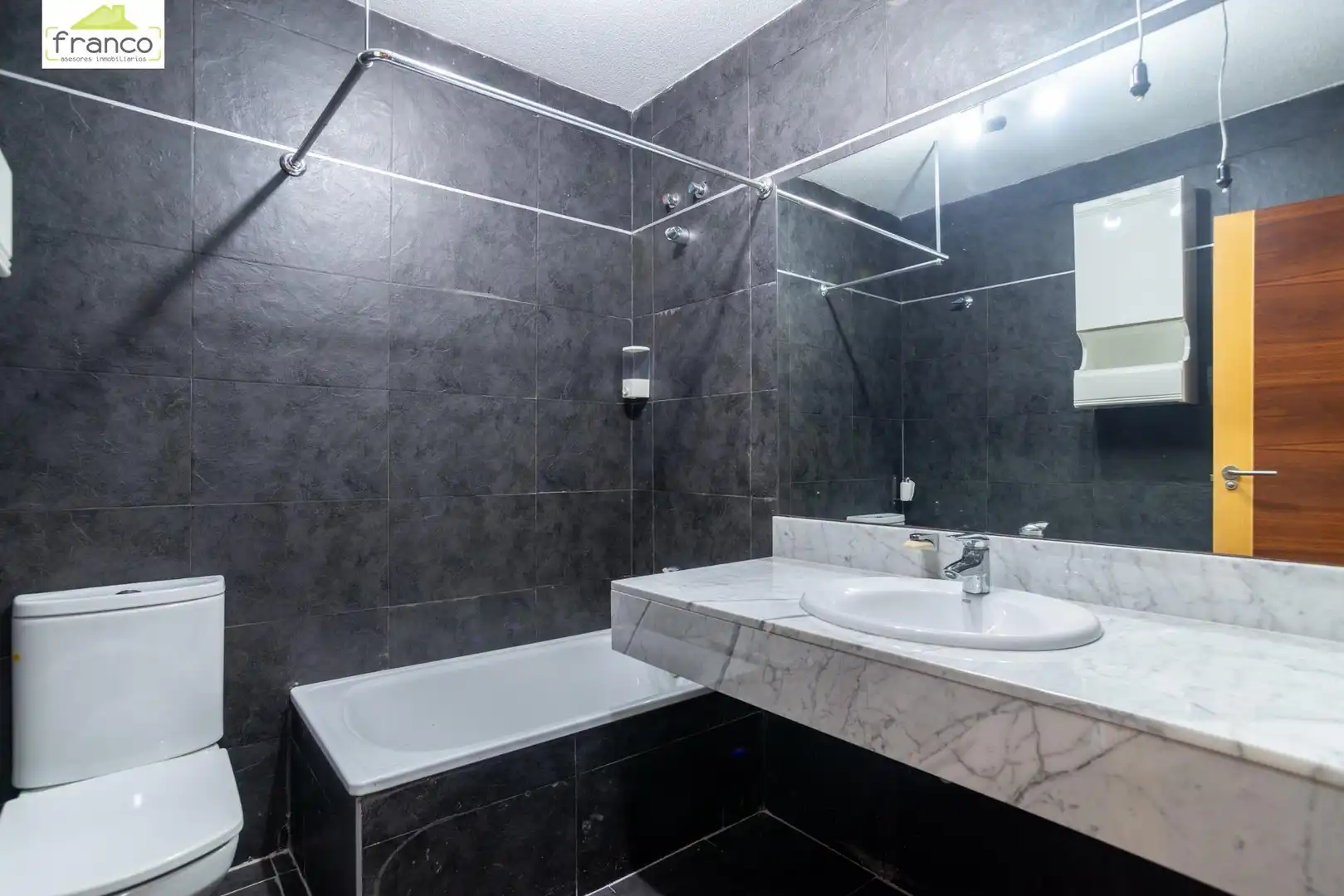 Baño de Casa adosada en venta en Murcia con Aire acondicionado, Calefacción y Jardín privado