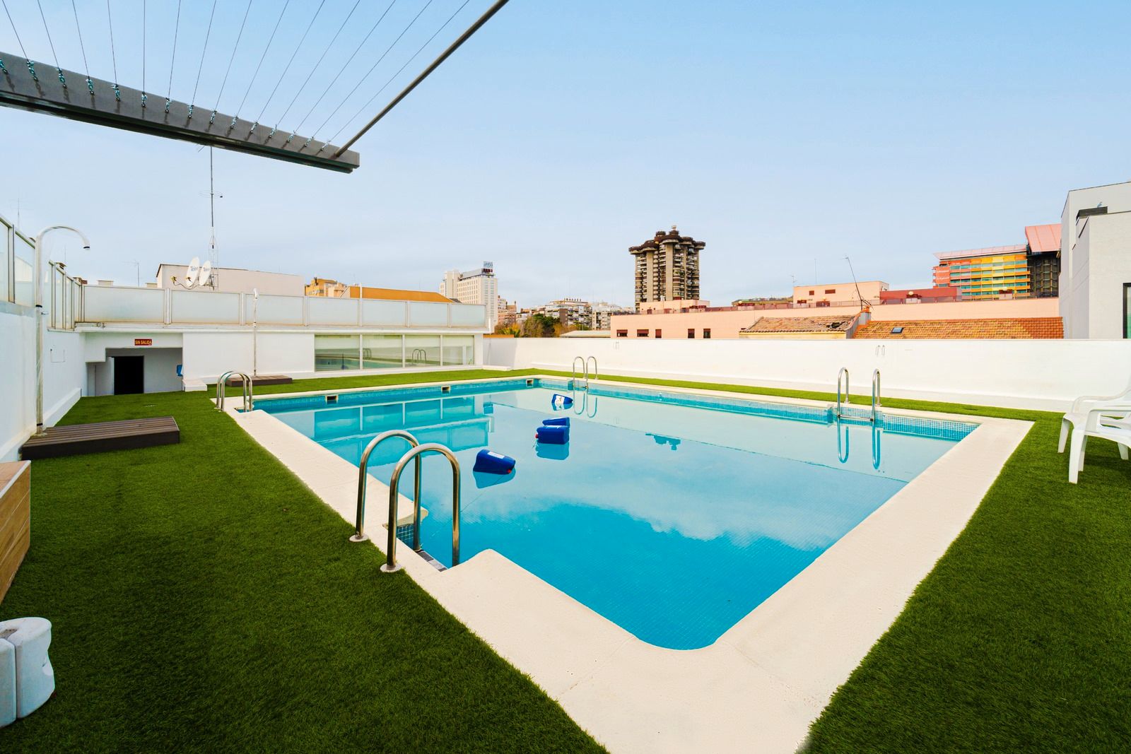 Piscina de Estudio de alquiler en  Madrid Capital con Aire acondicionado, Parquet y Terraza