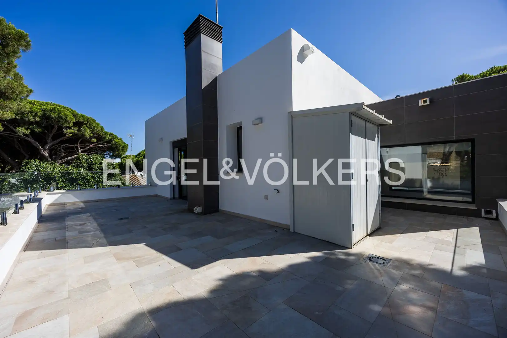 Vista exterior de Casa o xalet en venda en Chiclana de la Frontera amb Aire condicionat, Calefacció i Jardí privat