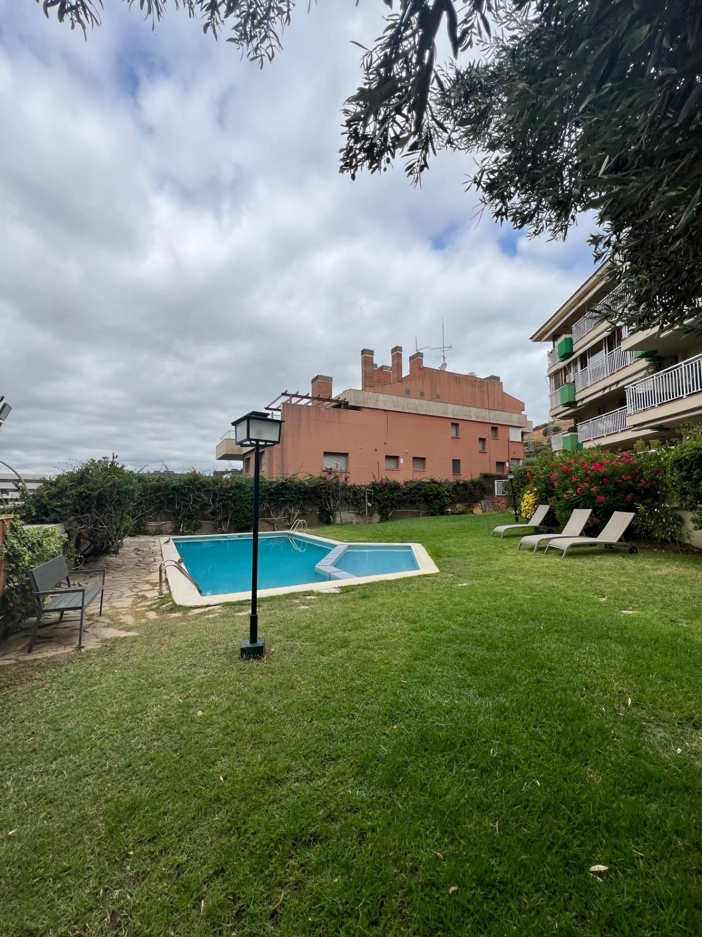 Piscina de Pis en venda en Esplugues de Llobregat amb Parquet, Terrassa i Piscina comunitària