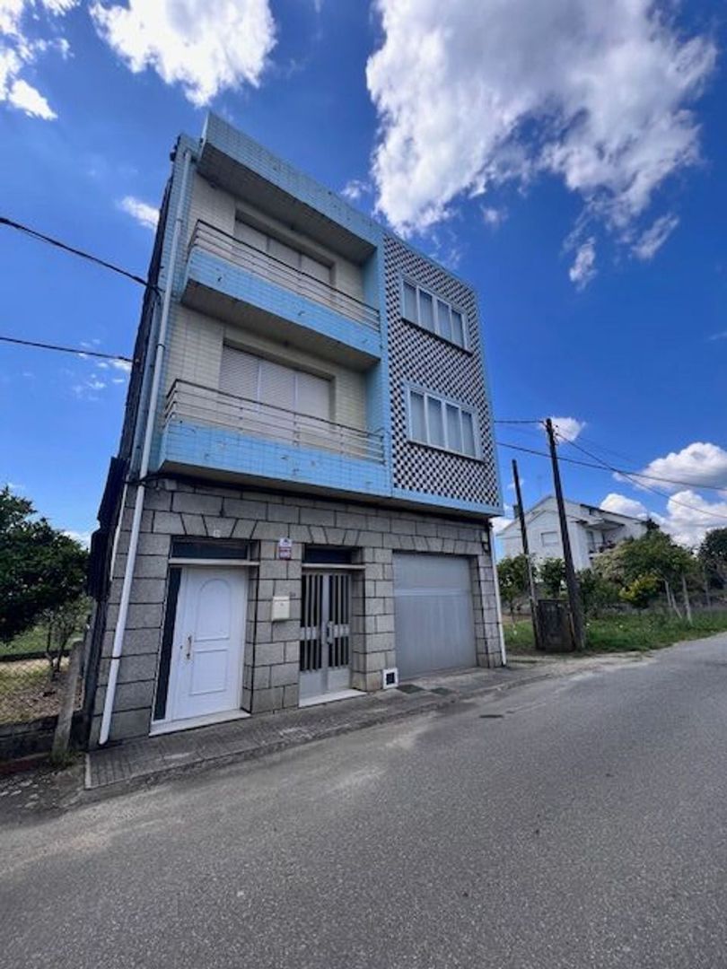 Vista exterior de Casa o xalet en venda en Vilagarcía de Arousa amb Calefacció, Terrassa i Traster