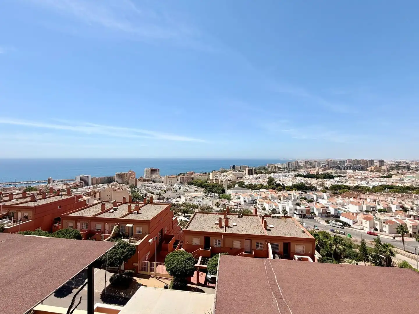Außenansicht von Wohnung zum Verkauf in Roquetas de Mar mit Klimaanlage, Terrasse und Möbliert