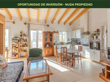 Casa aparellada amb balcó en venda a Carrer del Governador Ramírez