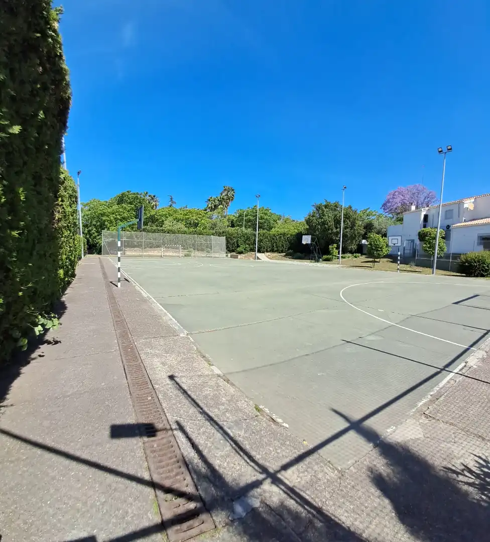 Aparcament de Casa adosada de lloguer en Tomares amb Aire condicionat i Piscina
