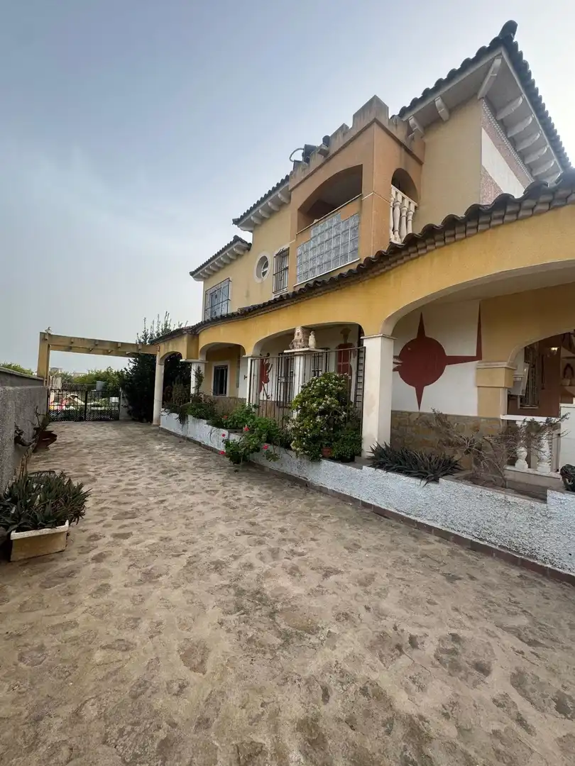 Vista exterior de Casa o chalet en venta en Orihuela con Jardín privado, Terraza y Piscina
