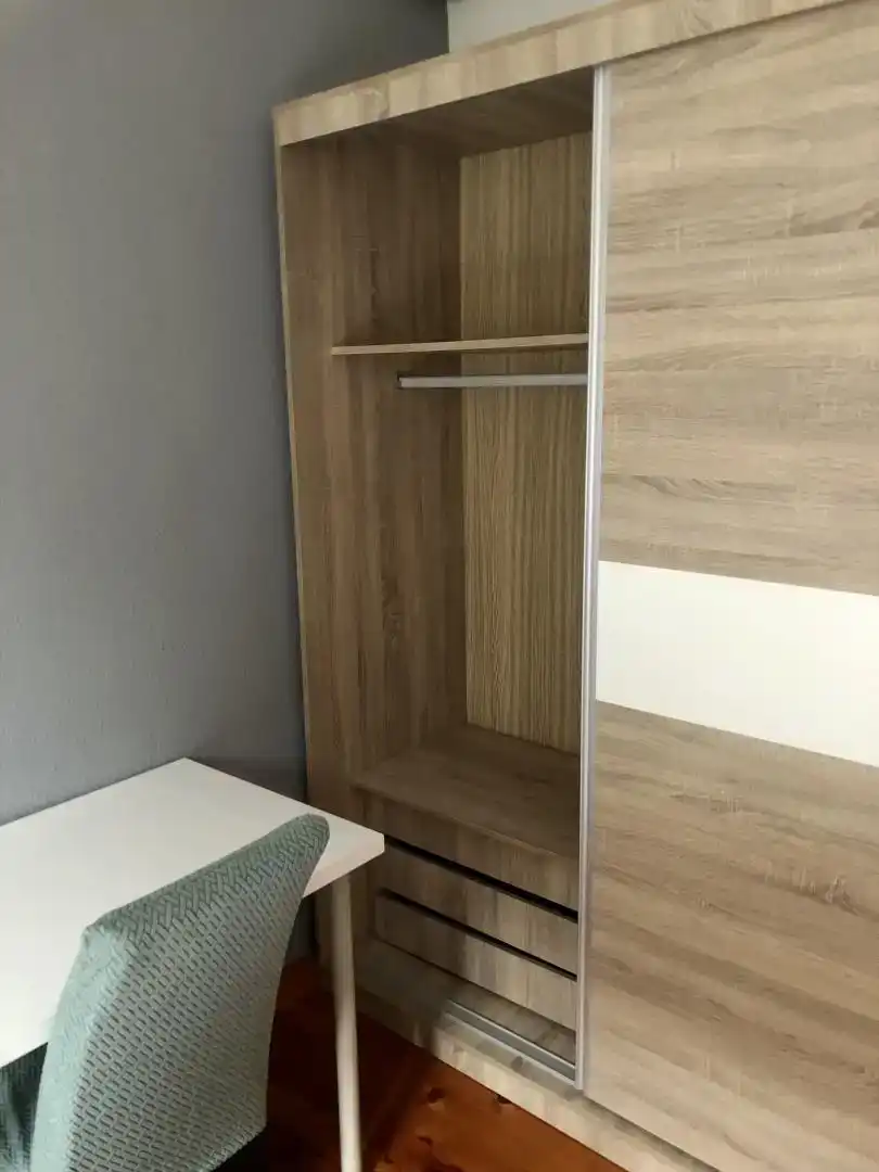 Habitación de Piso para compartir en Hernialde con Parquet y Amueblado
