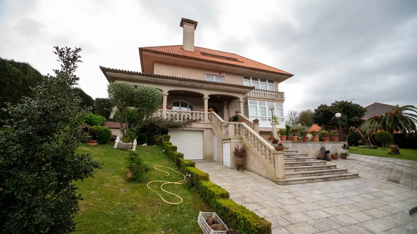 Vista exterior de Casa o xalet en venda en Culleredo amb Jardí privat, Terrassa i Traster