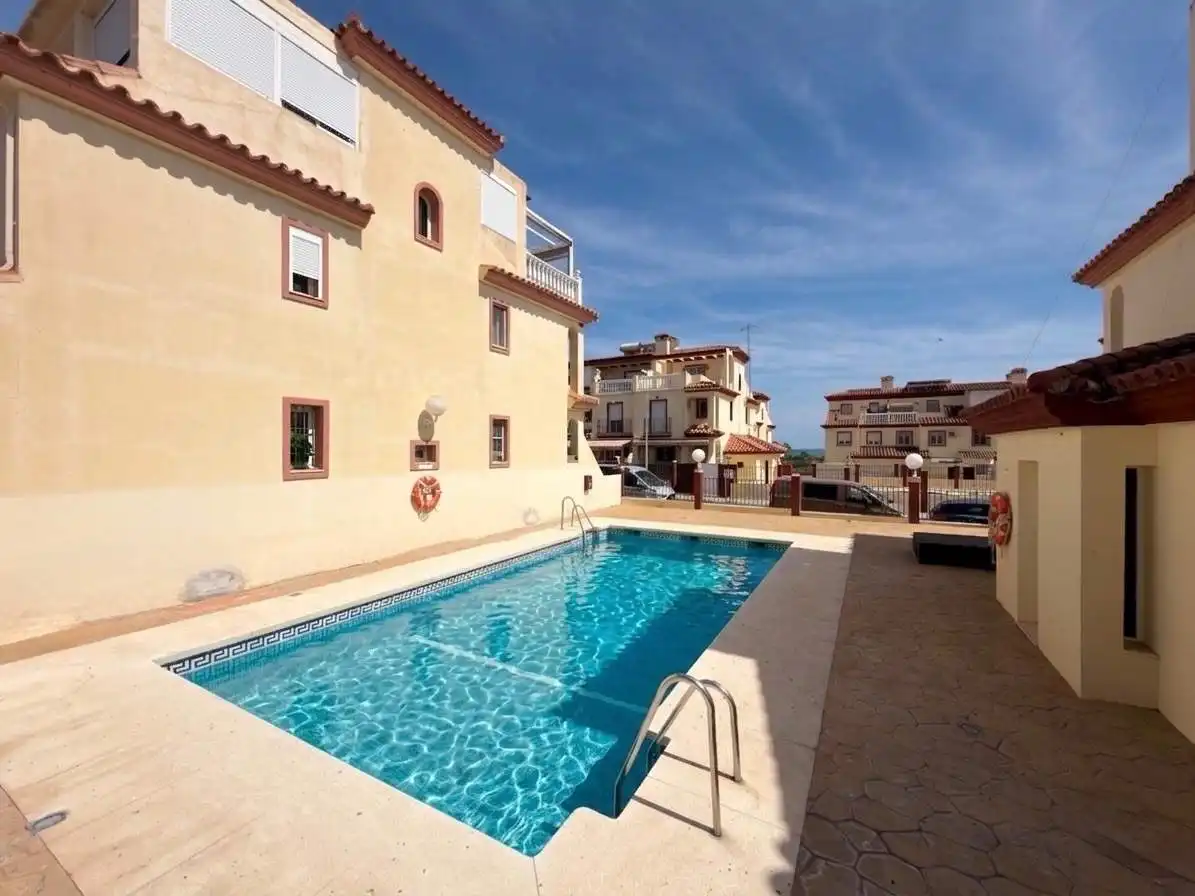 Piscina de Casa adosada en venda en Vélez-Málaga