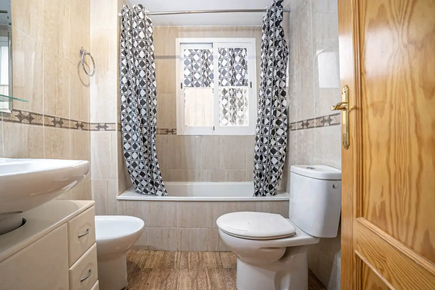 Badezimmer von Wohnung zur Miete in Las Gabias mit Klimaanlage, Heizung und Privatgarten