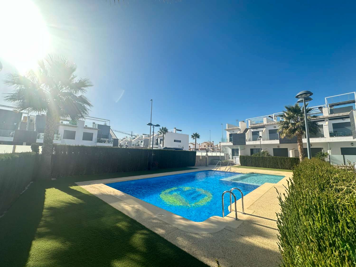 Vista exterior de Estudi en venda en Pilar de la Horadada amb Aire condicionat, Piscina i Moblat