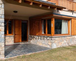Vista exterior de Casa adosada en venda en Urús amb Calefacció, Jardí privat i Parquet