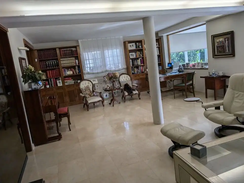 Sala d'estar de Casa o xalet en venda en Pozuelo de Alarcón amb Aire condicionat, Calefacció i Jardí privat