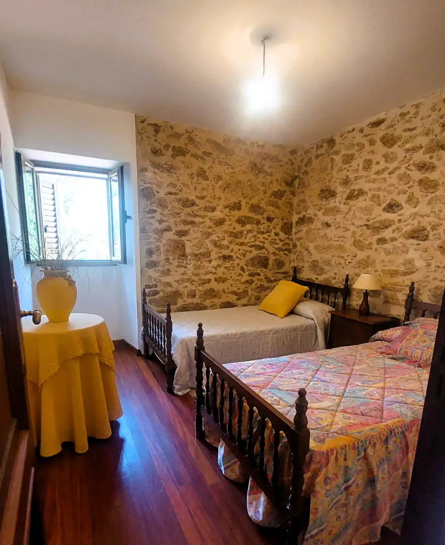 Habitación de Finca rústica en venta en Barro con Jardín privado, Terraza y Amueblado