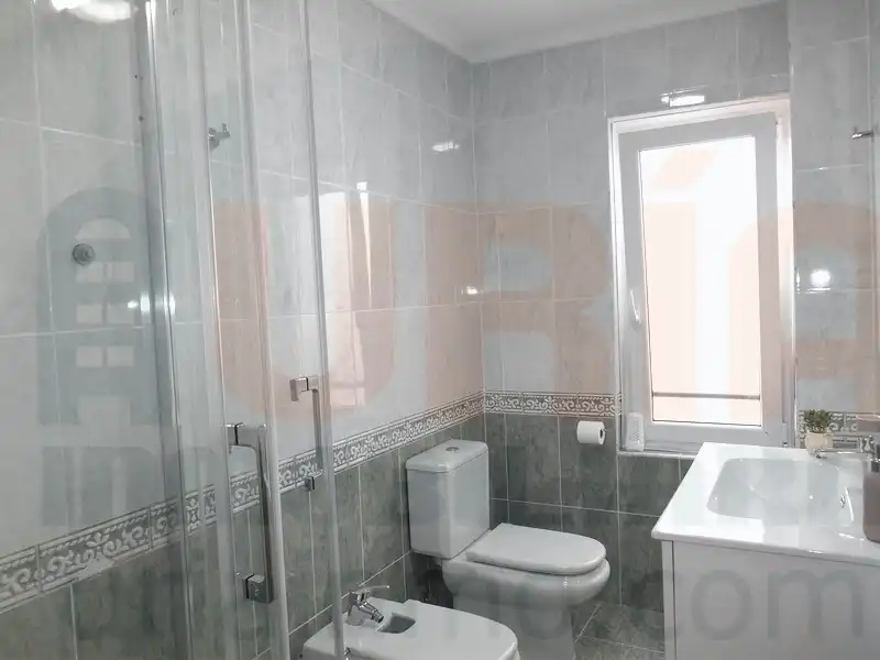 Badezimmer von Wohnung zur Miete in Oviedo  mit Heizung, Terrasse und Möbliert