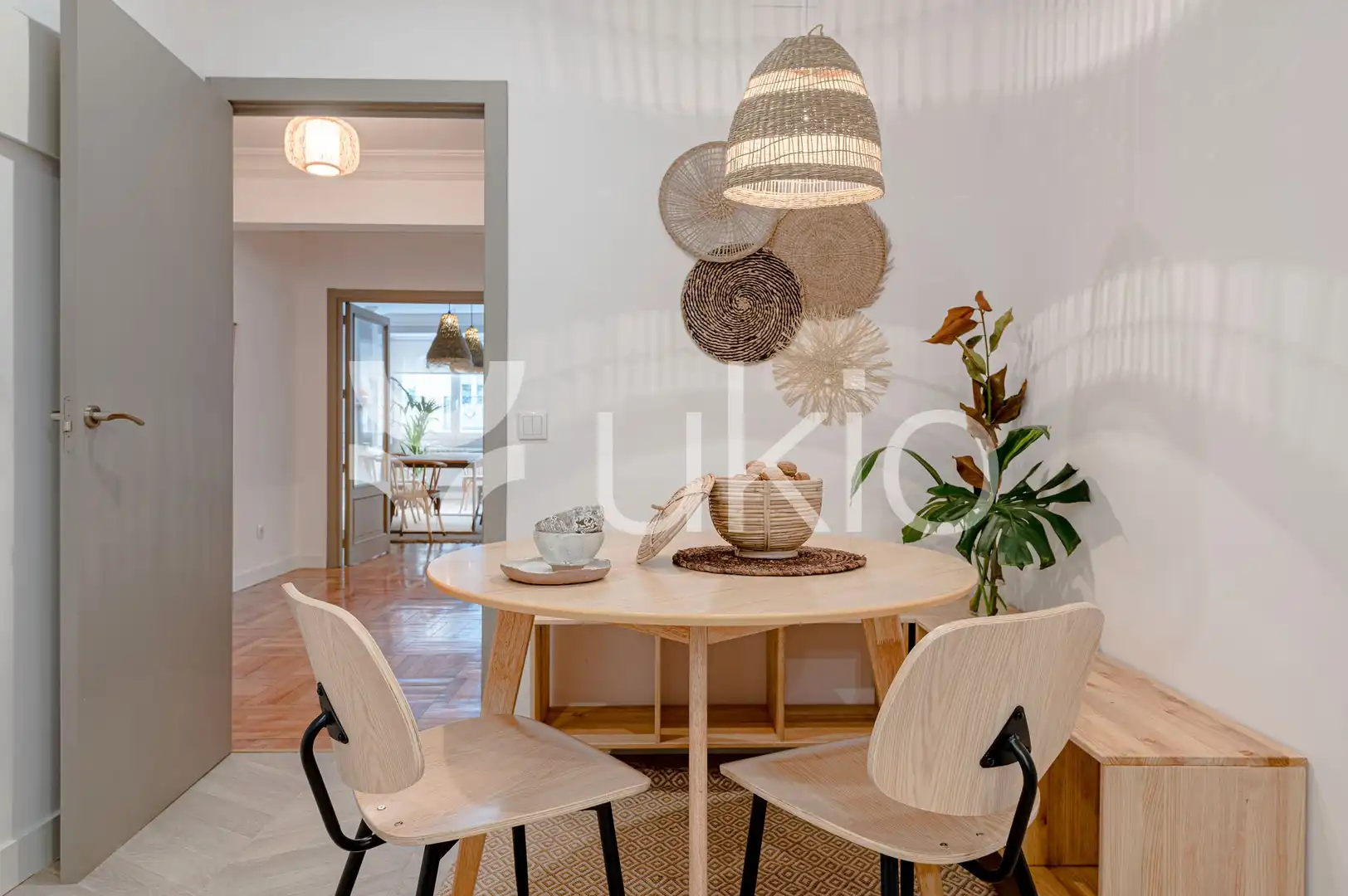 Menjador de Apartament de lloguer en Madrid amb Aire condicionat, Calefacció i Moblat