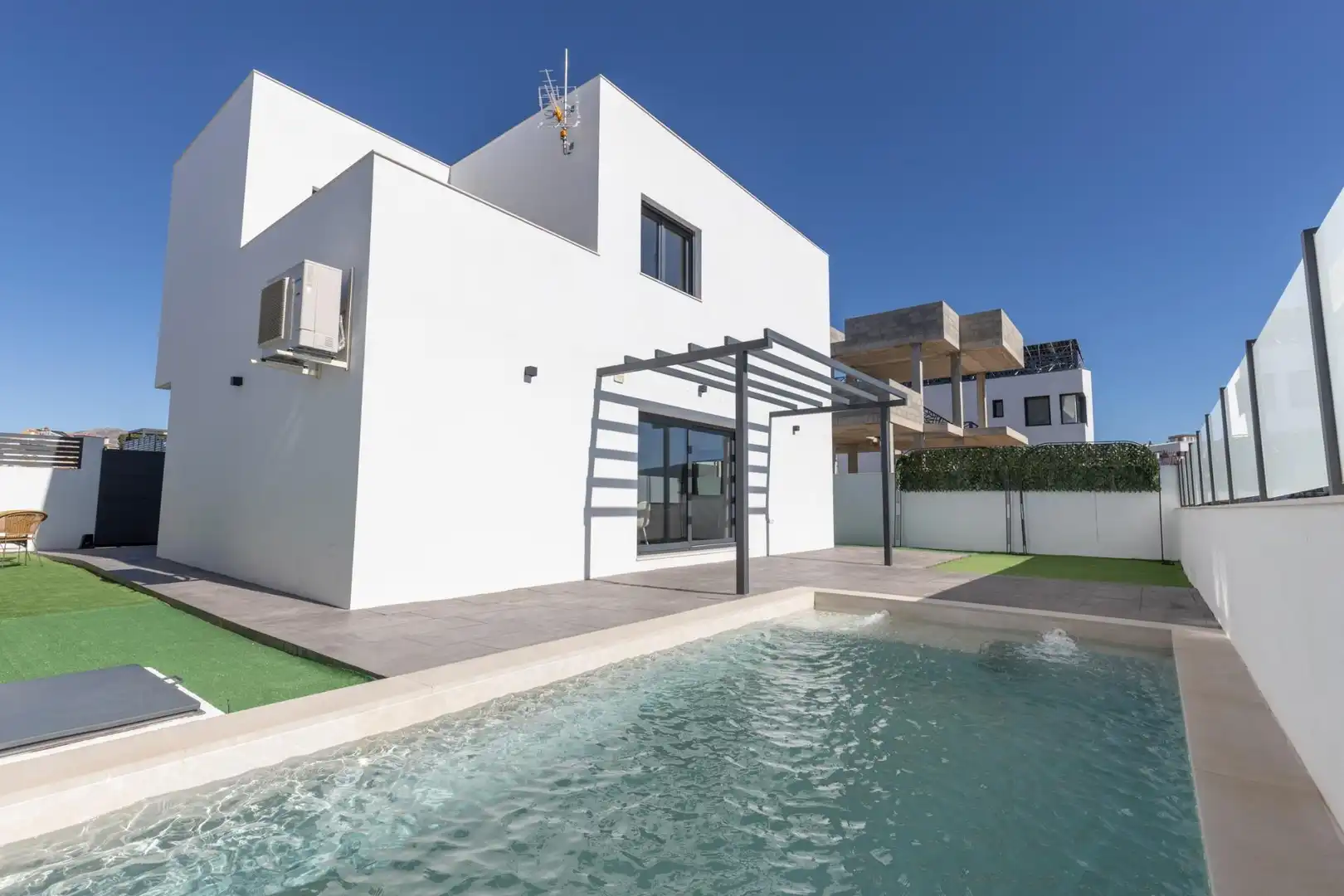 Vista exterior de Casa o xalet en venda en La Zubia amb Terrassa, Piscina i Balcó