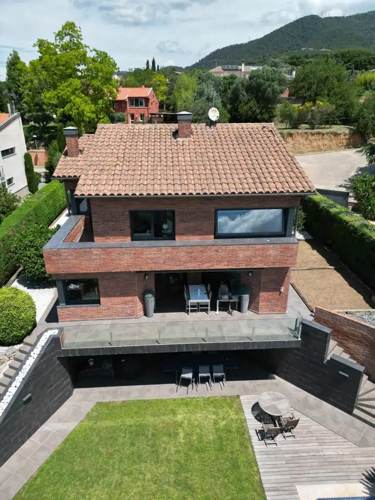 Vista exterior de Casa o xalet en venda en La Garriga amb Calefacció, Jardí privat i Parquet