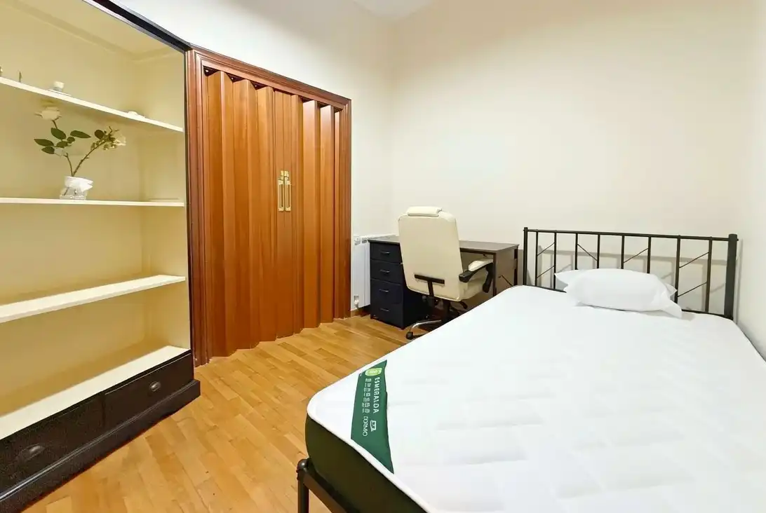 Habitación de Piso de alquiler en A Coruña Capital  con Calefacción, Terraza y Amueblado