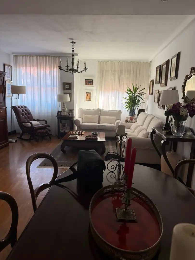 Sala d'estar de Dúplex en venda en Oviedo  amb Calefacció, Parquet i Moblat