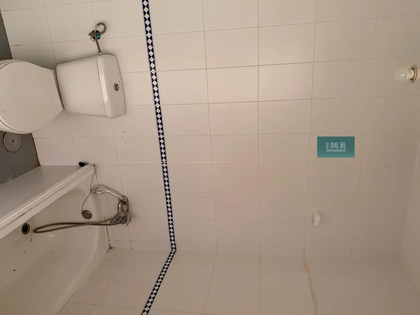 Badezimmer von Einfamilien-Reihenhaus zum Verkauf in Bormujos mit Privatgarten