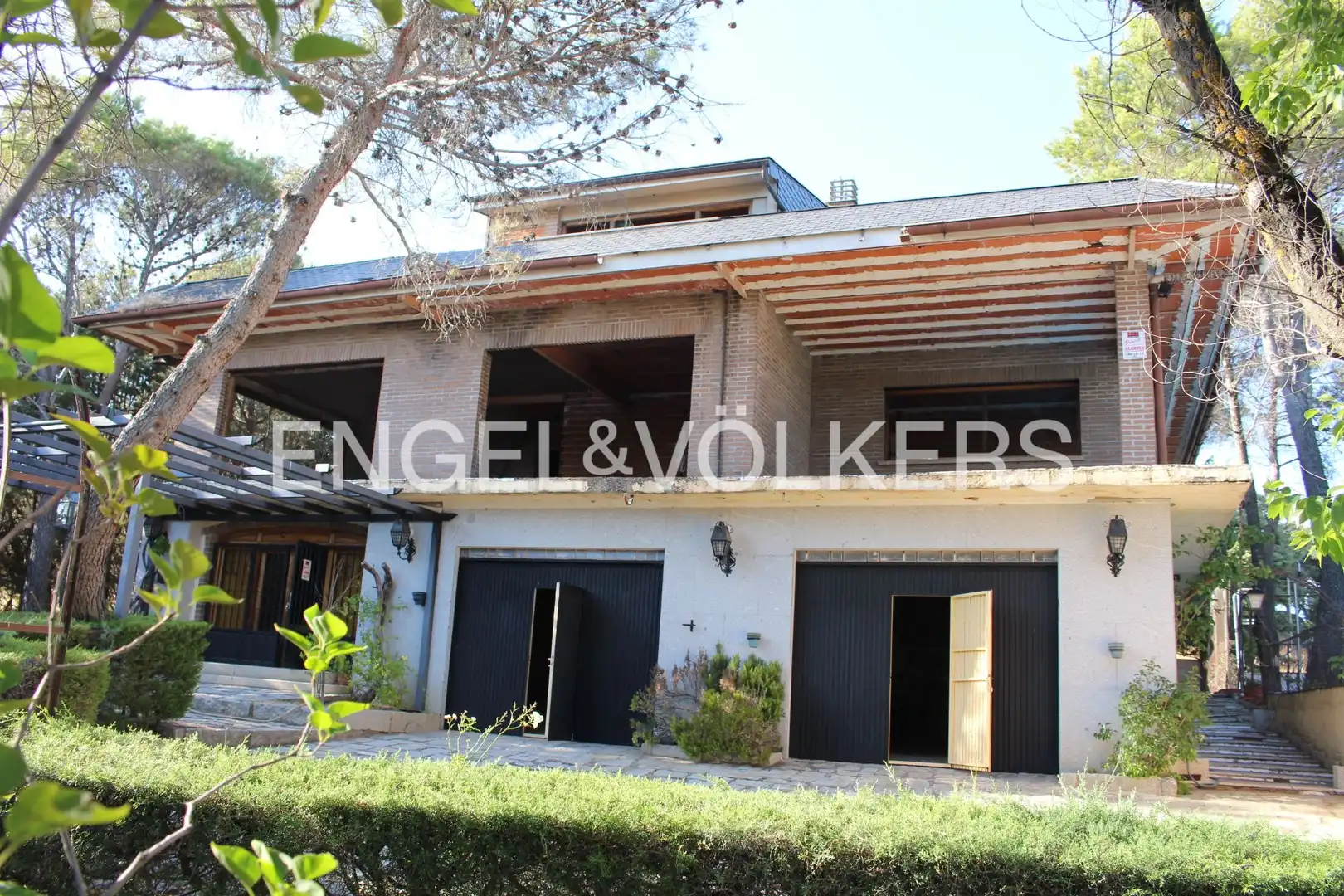 Vista exterior de Casa o chalet en venta en Cabanillas de la Sierra con Calefacción, Jardín privado y Piscina