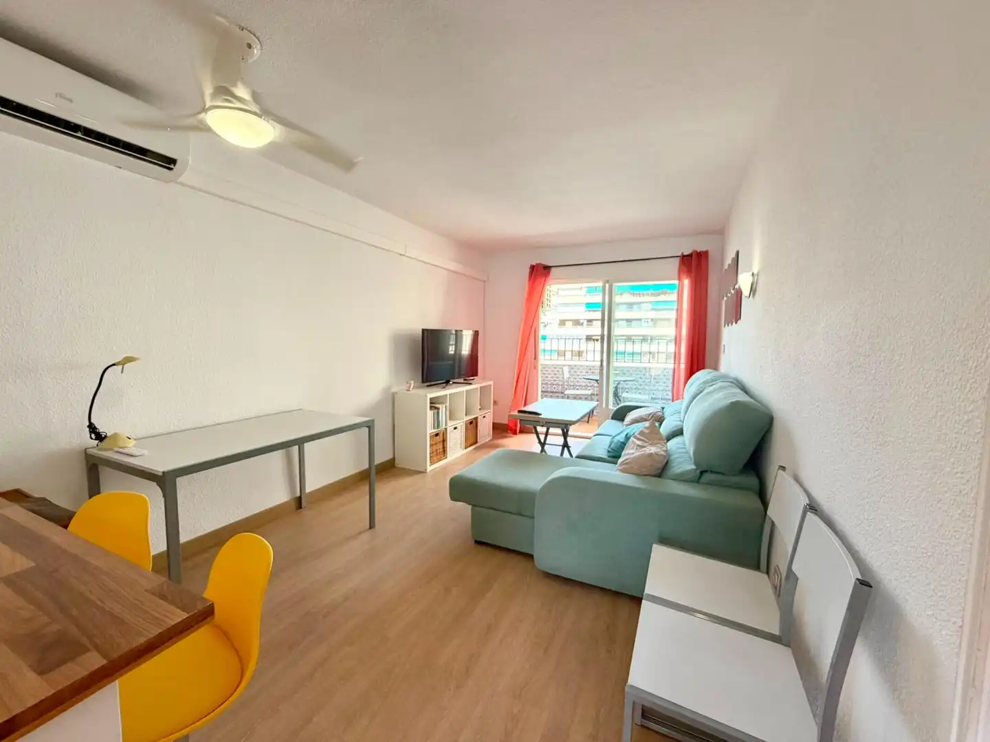 Sala d'estar de Pis en venda en Roquetas de Mar amb Aire condicionat, Terrassa i Moblat
