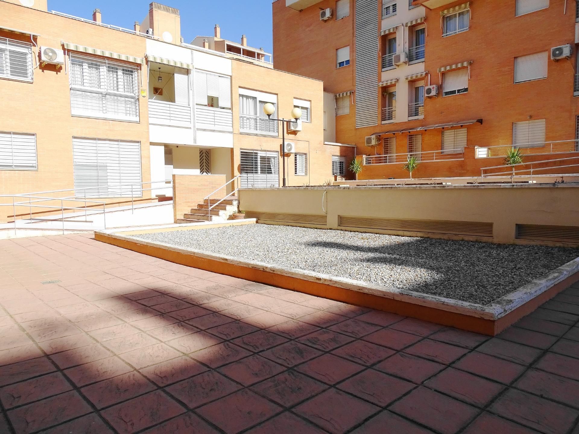 Vista exterior de Pis en venda en  Granada Capital amb Calefacció i Terrassa