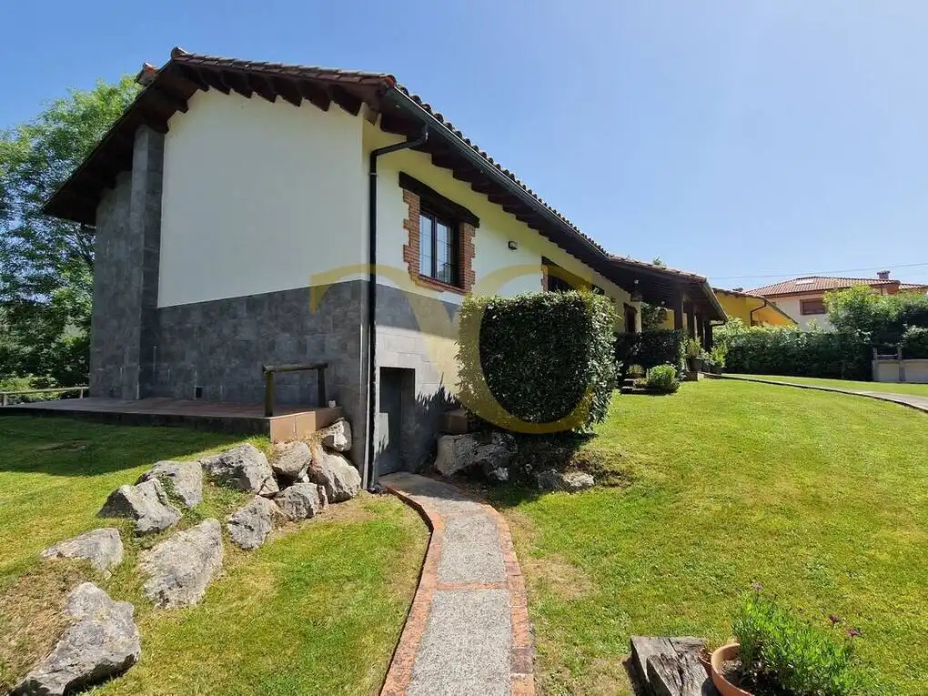 Vista exterior de Casa o xalet en venda en Llanes amb Calefacció, Jardí privat i Terrassa