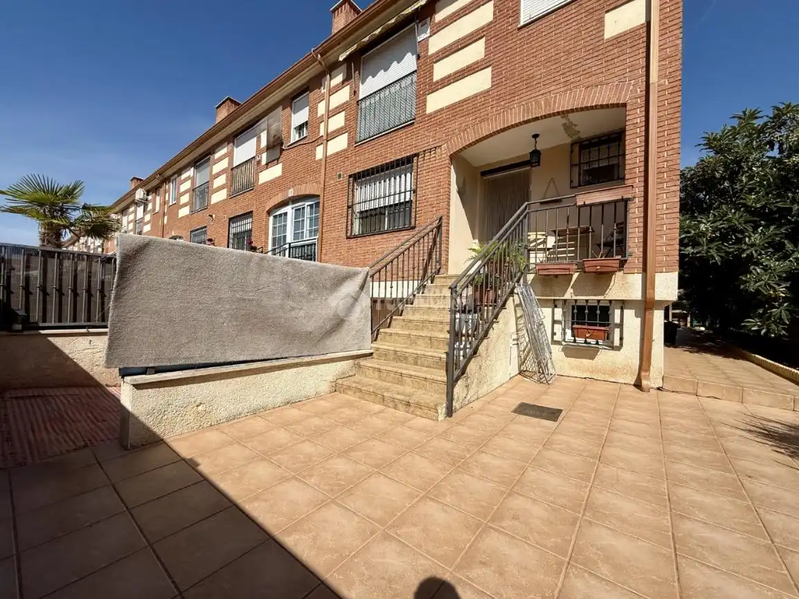 Vista exterior de Casa adosada en venta en Alovera con Aire acondicionado
