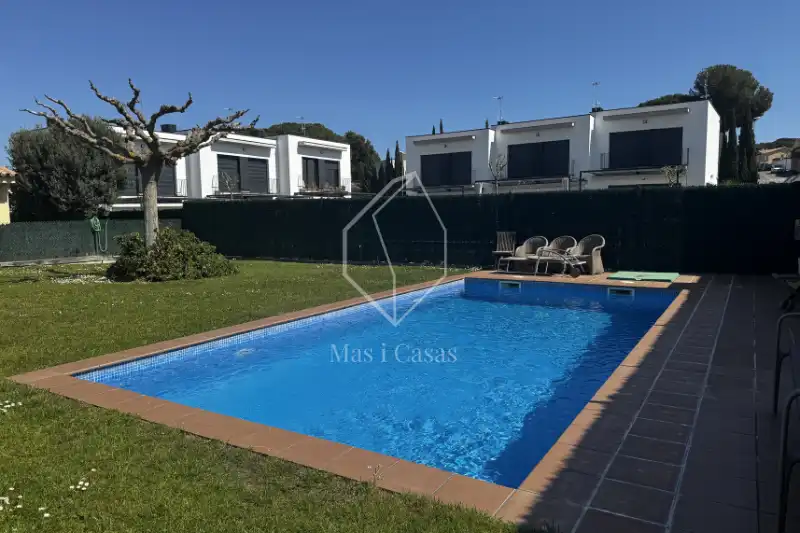 Schwimmbecken von Einfamilien-Reihenhaus zum Verkauf in L'Escala mit Klimaanlage, Heizung und Terrasse