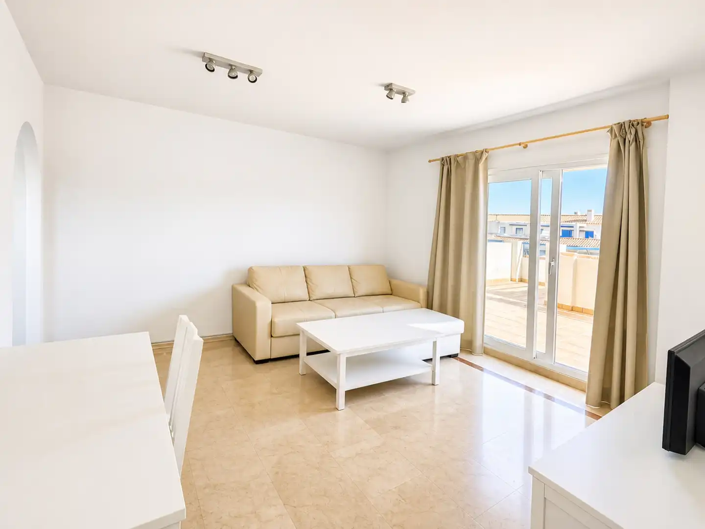 Sala de estar de Ático en venta en Manilva con Aire acondicionado, Terraza y Piscina