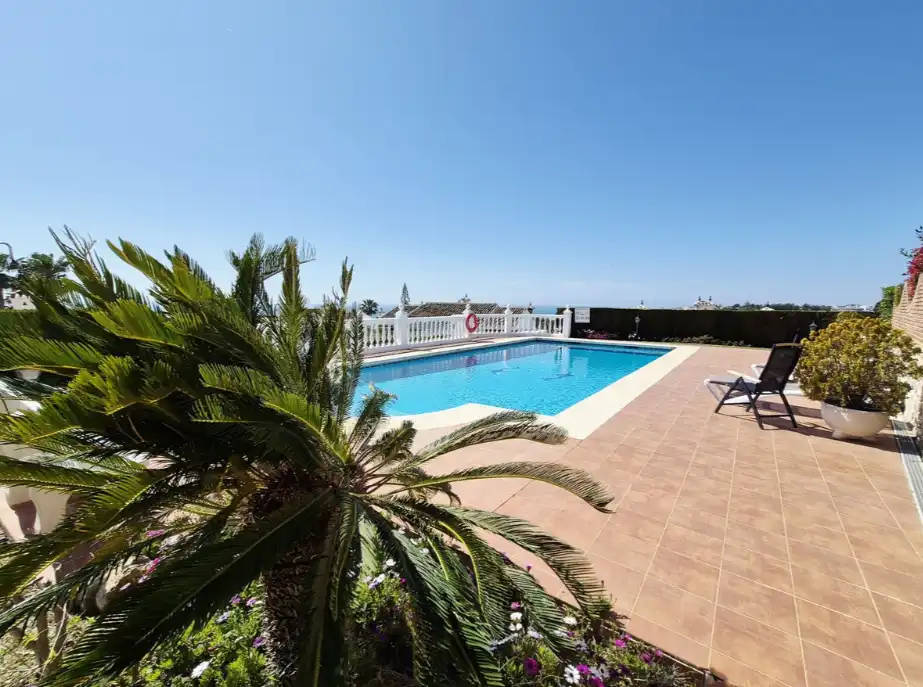 Piscina de Apartament en venda en Mijas amb Aire condicionat, Terrassa i Moblat