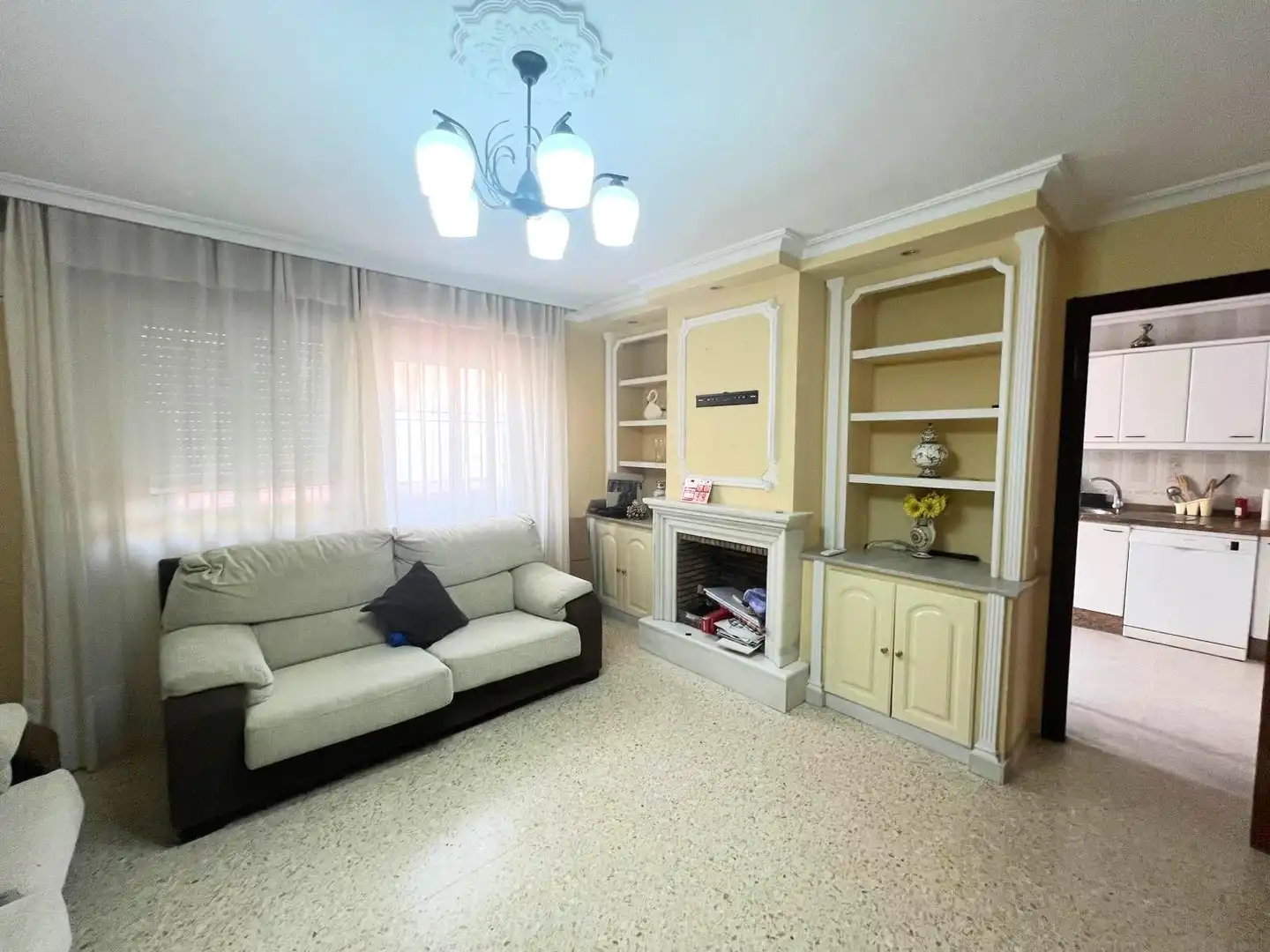 Sala d'estar de Casa adosada en venda en Sevilla amb Aire condicionat, Terrassa i Piscina comunitària
