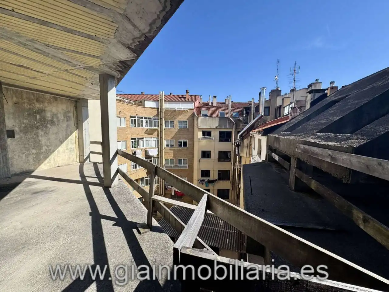 Vista exterior de Edifici en venda en Vigo 