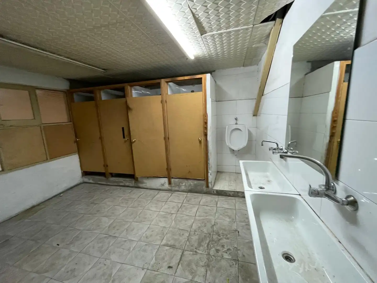 Bathroom of Industrial buildings for rent in Esparreguera