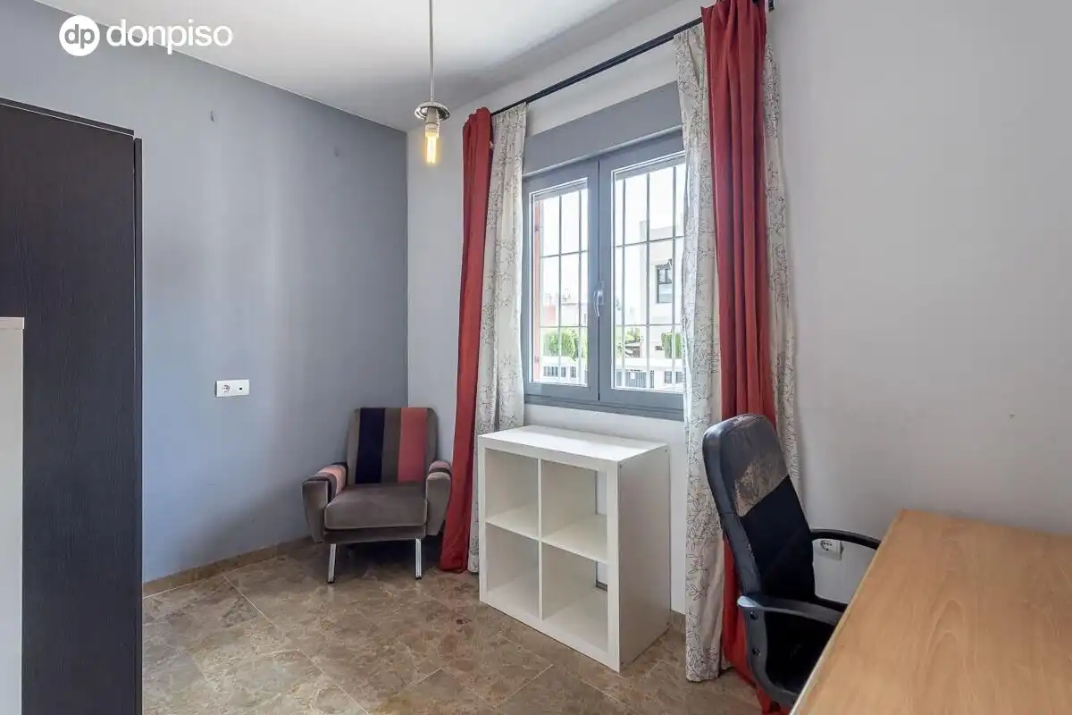 Casa adosada en venta en Jun con Calefacción, Terraza y Trastero