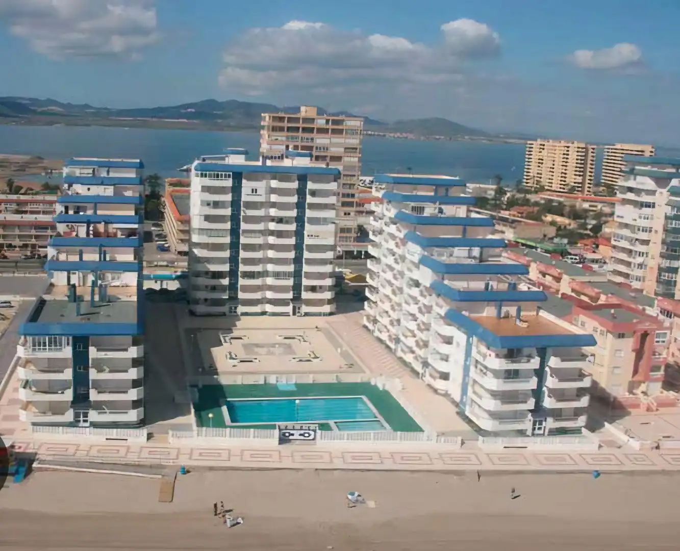 Piscina de Apartament de lloguer en La Manga del Mar Menor amb Terrassa, Moblat i Piscina comunitària