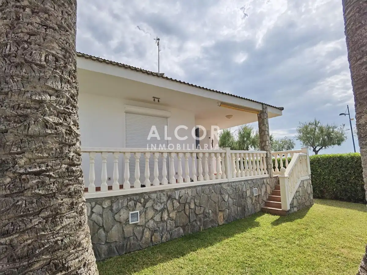 Vista exterior de Casa o xalet en venda en Peñíscola / Peníscola amb Aire condicionat, Calefacció i Jardí privat
