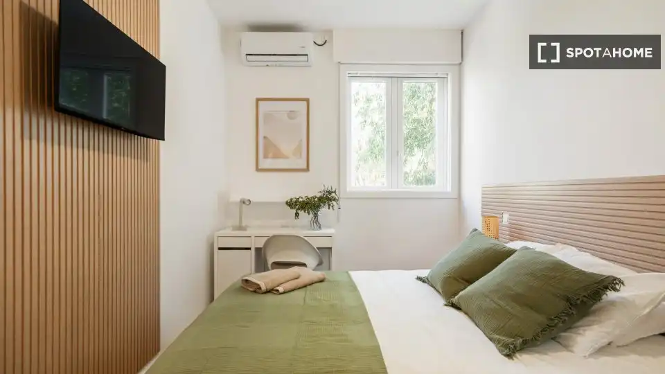 Dormitori de Apartament per a compartir en Madrid amb Aire condicionat, Terrassa i Moblat