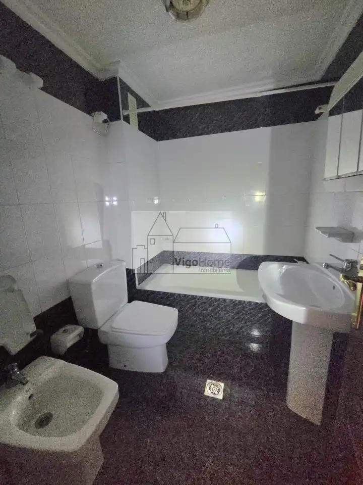 Bathroom of Flat for rent in Vigo   with Heating, Parquet flooring and Storage room