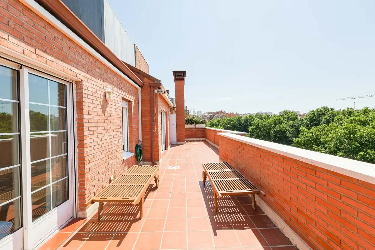 Terrassa de Àtic de lloguer en Madrid amb Aire condicionat, Calefacció i Jardí privat