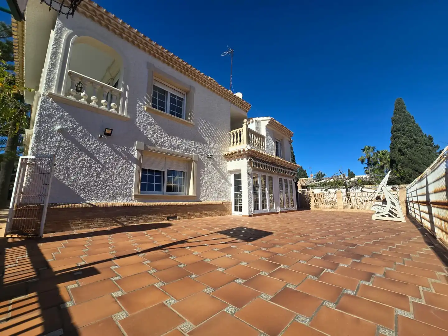 Vista exterior de Casa o xalet en venda en Orihuela amb Aire condicionat, Calefacció i Jardí privat