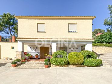 Detached house with pool for sale in Batoi